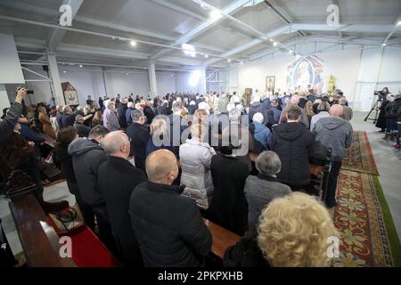 Pula, Croatie. 9th avril 2023. Les gens assistent à la messe du dimanche de Pâques à la salle du culte du bienheureux Alojzije Stepinac à Zagreb, en Croatie, sur 9 avril 2023. Photo: Slavko Midzor/PIXSELL crédit: Pixsell/Alamy Live News Banque D'Images