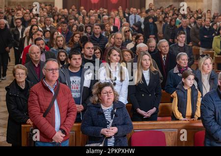 Pula, Croatie. 9th avril 2023. Les gens assistent à la messe du dimanche de Pâques à la cathédrale Saint-Jean Anastasia à Zadar, Croatie, on 9 avril 2023. Photo: Dino Stanin/PIXSELL crédit: Pixsell/Alamy Live News Banque D'Images