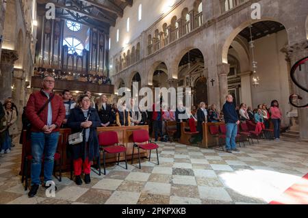 Pula, Croatie. 9th avril 2023. Les gens assistent à la messe du dimanche de Pâques à la cathédrale Saint-Jean Anastasia à Zadar, Croatie, on 9 avril 2023. Photo: Dino Stanin/PIXSELL crédit: Pixsell/Alamy Live News Banque D'Images