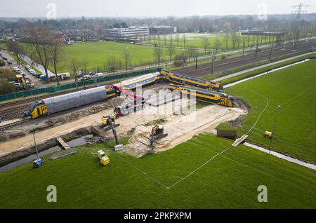 Voorschoten - Drone photo des installations que PRORAIL prend pour stocker les rames du train de passagers. Une route spéciale est en cours de construction à travers le pré marécageux adjacent. Une semaine plus tôt, un train de voyageurs et un train de marchandises entraient en collision avec une grue de construction à cet endroit. ANP JEROEN JUMELET pays-bas sortie - belgique sortie Banque D'Images