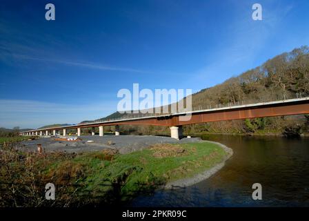 Le nouveau pont Dyfi traversant l'Afon Dyfi Banque D'Images