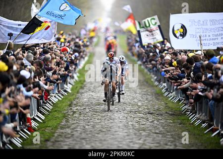 Illustration des spectacles et le pack de cavaliers photographiés au passage de la 'Trouee d'Arenberg' sur route pavée, pendant la course d'élite masculine de l'événement cycliste 'Paris-Roubaix', 256,6km de Compiègne à Roubaix, France, le dimanche 09 avril 2023. BELGA PHOTO JASPER JACOBS Banque D'Images