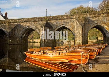 Elvet Bridge est une structure de maçonnerie en voûte médiévale classée de catégorie 1 qui couvre l'usure de la rivière dans le centre de la ville de Durham. Prise ici en début de matinée li Banque D'Images