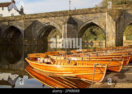 Elvet Bridge est une structure de maçonnerie en voûte médiévale classée de catégorie 1 qui couvre l'usure de la rivière dans le centre de la ville de Durham. Prise ici en début de matinée li Banque D'Images