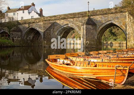 Elvet Bridge est une structure de maçonnerie en voûte médiévale classée de catégorie 1 qui couvre l'usure de la rivière dans le centre de la ville de Durham. Prise ici en début de matinée li Banque D'Images