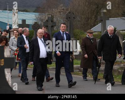 John Finucane et Joe Austin entrent dans le cimetière de Milltown à Belfast, lors d'une parade organisée par Sinn Fein pour marquer l'anniversaire de la montée de Pâques 1916. Date de la photo: Dimanche 9 avril 2023. Banque D'Images