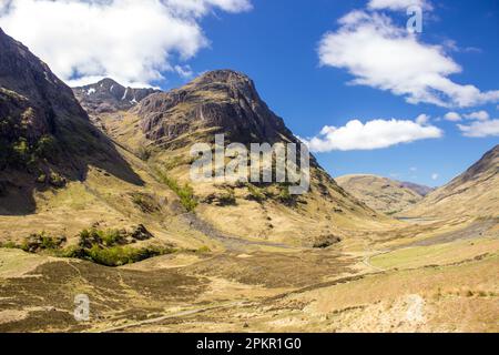 Bidean Nam bian s'élevant au-dessus de Glen COE lors d'une journée ensoleillée dans les Highlands écossais Banque D'Images