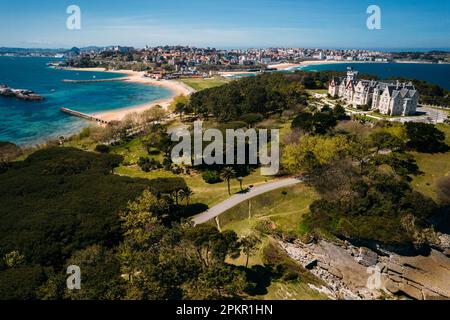 Santander, Espagne - 6 avril 2023: Vue aérienne par drone du Palais de Magdalena ou du Palacio de la Magdalena sur la péninsule de Magdalena, dans la ville de Santander, Espagne Banque D'Images