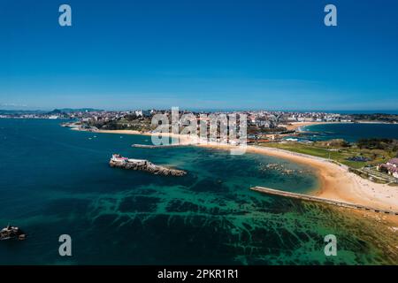 Vue aérienne par drone de l'entrée de la baie de Santander à Santander, Cantabrie, Espagne Banque D'Images