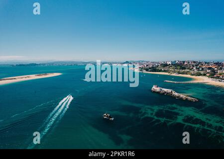 Vue aérienne par drone de l'entrée de la baie de Santander à Santander, Cantabrie, Espagne Banque D'Images