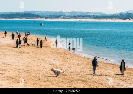 Santander, Espagne - 6 avril 2023: Les gens se détendent à Playa de Los Peligros à Santander par une journée ensoleillée Banque D'Images