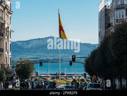 Santander, Espagne - 6 avril 2023: Drapeau de l'Espagne sur un grand mât de la Plaza Matias Montero à Santander, Cantabrie, Espagne avec 19th centu traditionnel Banque D'Images