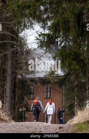 Ilmenau, Allemagne. 09th avril 2023. Les randonneurs marchent le long du sentier de randonnée Goethe jusqu'au pavillon de chasse de Gabelbach et au Kickelhahn. Credit: Michael Reichel/dpa/Alay Live News Banque D'Images