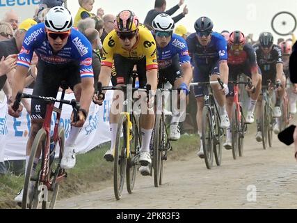 Roubaix, France. 09th avril 2023. Belge Wout van Aert de Team Jumbo-Visma, suisse Stefan Kung de Groupama-FDJ, néerlandais Mathieu van der Poel d'Alpecin-Deceuninck, belge Jasper Philipsen d'Alpecin-Deceuninck, danois Mads Pedersen de Trek-Segafredo, Allemand John Degenkolb de l'équipe DSM et italien Filippo Ganna d'Ineos Grenadiers photographiés en action pendant la course d'élite masculine de l'épreuve cycliste 'Paris-Roubaix', 256,6km de Compiègne à Roubaix, France, le dimanche 09 avril 2023. BELGA PHOTO DIRK WAEM crédit: Belga News Agency/Alay Live News Banque D'Images