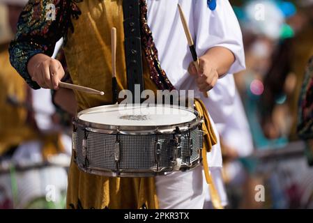 Musique de carnaval jouée sur batterie par des musiciens aux couleurs vives Banque D'Images