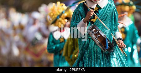 Musique de carnaval jouée sur batterie par des musiciens aux couleurs vives Banque D'Images