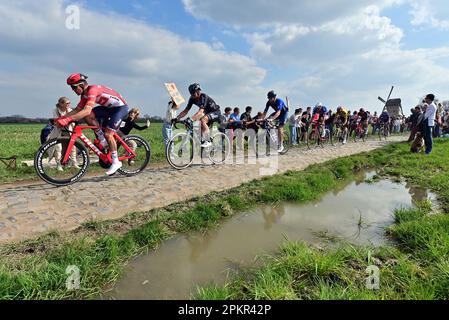 Roubaix, France. 09th avril 2023. Belge Wout van Aert de Team Jumbo-Visma, suisse Stefan Kung de Groupama-FDJ, néerlandais Mathieu van der Poel d'Alpecin-Deceuninck, belge Jasper Philipsen d'Alpecin-Deceuninck, danois Mads Pedersen de Trek-Segafredo, Allemand John Degenkolb de l'équipe DSM et italien Filippo Ganna d'Ineos Grenadiers photographiés en action pendant la course d'élite masculine de l'épreuve cycliste 'Paris-Roubaix', 256,6km de Compiègne à Roubaix, France, le dimanche 09 avril 2023. BELGA PHOTO DIRK WAEM crédit: Belga News Agency/Alay Live News Banque D'Images