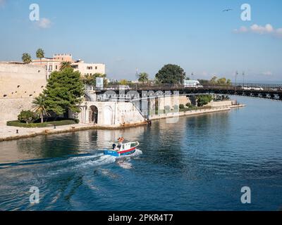 TARANTO, ITALIE - 28 OCTOBRE 2021 : petit bateau à Taranto, Italie sous le pont Ponte Girevole di San Francesco di Paola près de la forteresse Castello Aragonese Banque D'Images