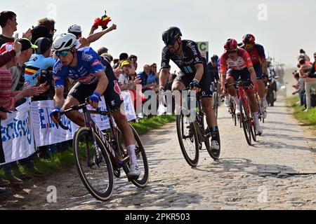 Roubaix, France. 09th avril 2023. Belge Wout van Aert de Team Jumbo-Visma, suisse Stefan Kung de Groupama-FDJ, néerlandais Mathieu van der Poel d'Alpecin-Deceuninck, belge Jasper Philipsen d'Alpecin-Deceuninck, danois Mads Pedersen de Trek-Segafredo, Allemand John Degenkolb de l'équipe DSM et italien Filippo Ganna d'Ineos Grenadiers photographiés en action pendant la course d'élite masculine de l'épreuve cycliste 'Paris-Roubaix', 256,6km de Compiègne à Roubaix, France, le dimanche 09 avril 2023. BELGA PHOTO DIRK WAEM crédit: Belga News Agency/Alay Live News Banque D'Images