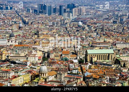 Italien, Neapel, Blick vom Castel Sant'Elmo, deutslich zu erkennen der Strassenzug 'paccanapoli', der die Altstadt teilt Banque D'Images