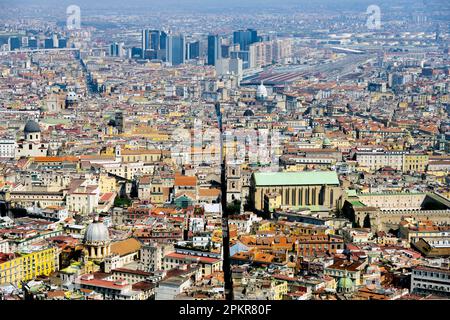 Italien, Neapel, Blick vom Castel Sant'Elmo, deutslich zu erkennen der Strassenzug 'paccanapoli', der die Altstadt teilt Banque D'Images