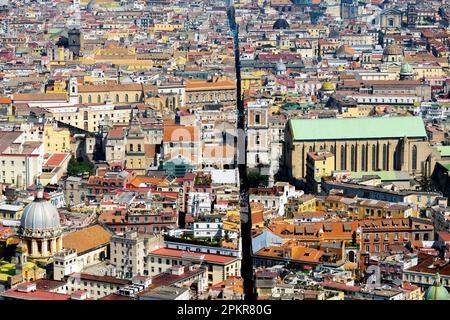 Italien, Neapel, Blick vom Castel Sant'Elmo, deutslich zu erkennen der Strassenzug 'paccanapoli', der die Altstadt teilt Banque D'Images