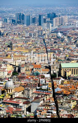 Italien, Neapel, Blick vom Castel Sant'Elmo, deutslich zu erkennen der Strassenzug 'paccanapoli', der die Altstadt teilt Banque D'Images