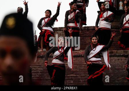 Katmandou, Népal. 9th avril 2023. Les femmes népalaises vêtues de danse culturelle à des rythmes traditionnels lors d'un événement qui a eu lieu pour annoncer le nouvel an népalais à Bhaktapur, au Népal, dimanche, à 9 avril 2023. (Credit image: © Skanda Gautam/ZUMA Press Wire) USAGE ÉDITORIAL SEULEMENT! Non destiné À un usage commercial ! Banque D'Images