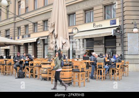 Zagreb. 9th avril 2023. Cette photo prise sur 9 avril 2023 montre un café à Zagreb, Croatie. POUR ALLER AVEC "caractéristique: Inflation-frappé Croates garder la main serrée sur les cordons de bourse pour Pâques" crédit: Li Xuejun/Xinhua/Alamy Live News Banque D'Images