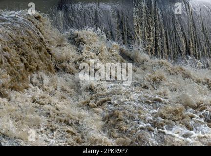 Après de fortes pluies, le petit fleuve KoonapRiver qui descend des montagnes Winterberg traverse une déversoir sur la ferme de Welwood près d'Adélaïde. Banque D'Images