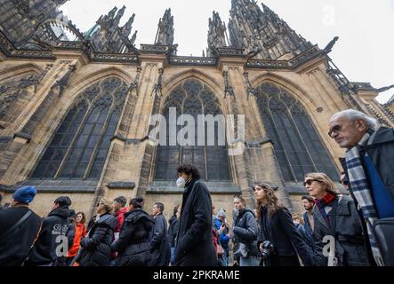 Prague, République tchèque. 09th avril 2023. Les touristes attendent dans la file d'attente près de St. Cathédrale de Vitus au château de Prague, République tchèque, 9 avril 2023. Credit: Michaela Rihova/CTK photo/Alay Live News Banque D'Images