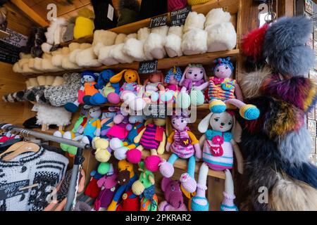 Prague, République tchèque. 09th avril 2023. Jouets à vendre pendant le marché de Pâques au château de Prague, République tchèque, 9 avril 2023. Credit: Michaela Rihova/CTK photo/Alay Live News Banque D'Images