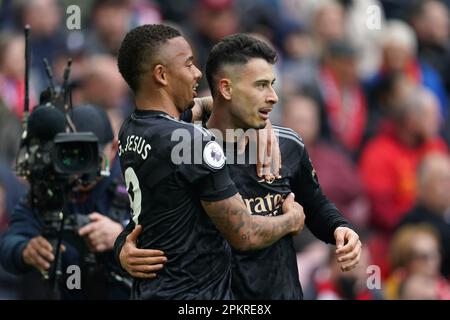 Gabriel Jesus d'Arsenal (à gauche) célèbre avec Gabriel Martinelli après avoir marqué le deuxième but de leur partie pendant le match de la Premier League à Anfield, Liverpool. Date de la photo: Dimanche 9 avril 2023. Banque D'Images