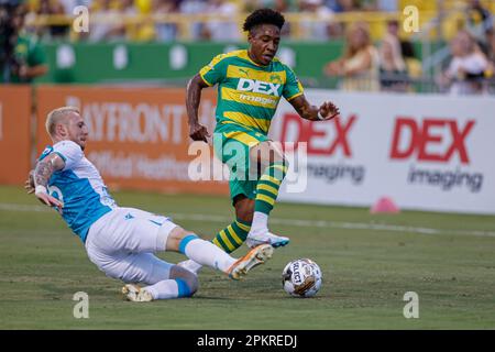 St. Petersburg, FL: Le défenseur du FC de Miami, Callum Chapman-page (5), s'attaque au toboggan et tente de faire tomber le ballon loin de Tampa Bay Banque D'Images