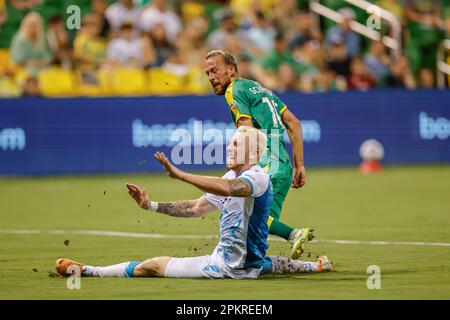 St. Petersburg, FL: Le défenseur du FC de Miami, Callum Chapman-page (5), s'attaque à la lame de Tampa Bay, s'avance Felix Schröter (10) lors d'un match de football de l'USL, sa Banque D'Images