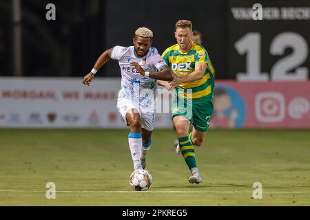 St. Petersburg, FL: Le défenseur du FC de Miami, Paco Craig (4), et le milieu de terrain de Tampa Bay, Connor Antley (2), affronte le ballon lors d'un match de football de l'USL, Sat Banque D'Images