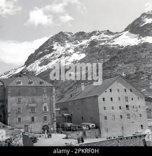 1950s, vue historique de cette époque de l'hospice et de l'auberge - sur la gauche l'auberge Albergo o/Pizio - au col de montagne alpine, connu sous le nom de Grand St Bernard Hospice, Bourg-Saint-Pierre, Suisse, près de la frontière avec l'Italie. Banque D'Images