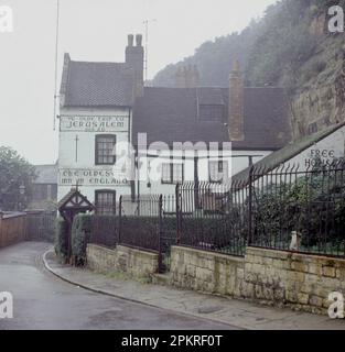 1960s, historique, Nottingham, la maison publique, 'Ye Olde Voyage à Jérusalem' 1189 AD, la plus ancienne auberge en Angleterre. Cette célèbre taverne, construite sur une série de grottes sous le château de Nottingham, a été selon la légende, utilisé comme un arrêt pour les croisés qui se dirigent vers Jérusalem au 12th siècle. Banque D'Images