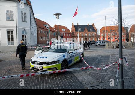 Frederiksund, Danemark, 9 avril 2023, 17:30. La police encordonant la rue principale après le meurtre d'un homme de 42 ans. Une grande zone dans le centre de Frederiksund est encorée Banque D'Images