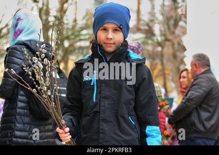 Le garçon tient des bouquets de saule lors d'une cérémonie du dimanche des palmiers devant l'église de référence de la Lavra de Kiev-Pechersk, qui a été ramenée avec succès du Patriarcat de Moscou à la domination de l'Église orthodoxe d'Ukraine, Kiev sur 9 avril 2023. Crédit : SOPA Images Limited/Alamy Live News Banque D'Images