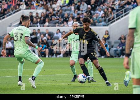 Timothy Tillman (11), milieu de terrain de la LAFA, est défendu par le FC Austin Maximiliano Urruti (37) lors d'un match MLS, samedi, 8 avril 2023, à la BMO Banque D'Images