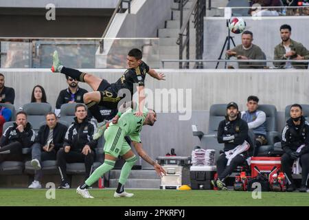 Sergi Palencia, défenseur de la LAFA (30), est fouillé par Maximiliano Urruti, le défenseur de la LAFA (37) lors d'un match MLS, samedi, 8 avril 2023, au BMO Stadi Banque D'Images