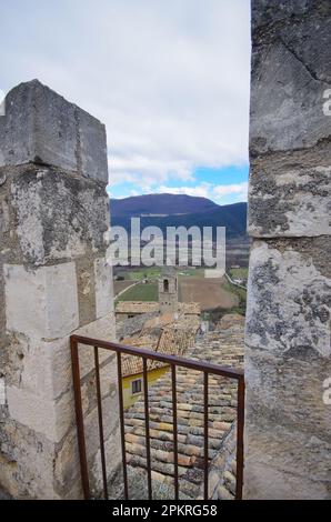 Les toits du petit village et la vallée environnante vus du sommet du château de Piccolomini à Capestrano (AQ) - Abruzzo Banque D'Images