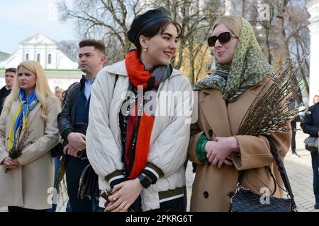 Les gens tiennent des bouquets de saule lors d'une cérémonie du dimanche des palmiers devant l'église de référence de la Lavra de Kiev-Pechersk, qui a été ramenée avec succès du Patriarcat de Moscou à la domination de l'Église orthodoxe d'Ukraine, Kiev sur 9 avril 2023. (Photo par /Sipa USA) crédit: SIPA USA/Alay Live News Banque D'Images