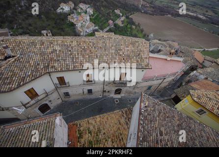Les toits du petit village et la vallée environnante vus du sommet du château de Piccolomini à Capestrano (AQ) - Abruzzo Banque D'Images