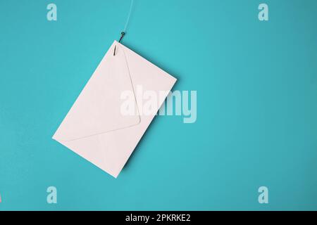 Enveloppe blanche sur le crochet à poisson. Concept de messagerie de phishing, cyber-sécurité, fuite de données Banque D'Images