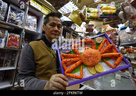 Pour Chin-sung, propriétaire de la boutique d'offres de papier Chun Shing Hong à Sai Ying Pun, l'effigie de papier de crabe long est la plus populaire offre de papier cette année pour rendre hommage aux ancêtres le jour du festival de Ching Ming (05 avril). 02APR23 SCMP/Dickson Lee Banque D'Images