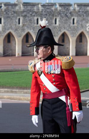 Windsor, Berkshire, Royaume-Uni. 9th avril 2023. Ce matin, un chevalier militaire se rend à la chapelle Saint-Georges au château de Windsor pour le service du dimanche de Pâques. Crédit : Maureen McLean/Alay Live News Banque D'Images