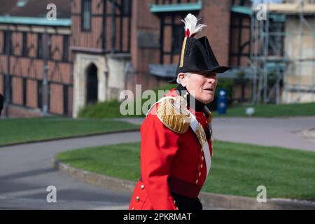 Windsor, Berkshire, Royaume-Uni. 9th avril 2023. Ce matin, un chevalier militaire se rend à la chapelle Saint-Georges au château de Windsor pour le service du dimanche de Pâques. Crédit : Maureen McLean/Alay Live News Banque D'Images