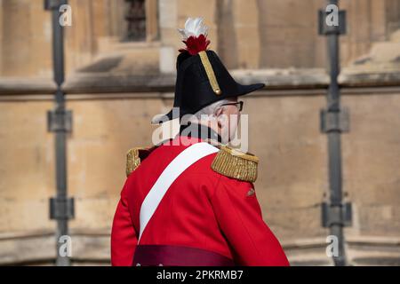 Windsor, Berkshire, Royaume-Uni. 9th avril 2023. Ce matin, un chevalier militaire se rend à la chapelle Saint-Georges au château de Windsor pour le service du dimanche de Pâques. Crédit : Maureen McLean/Alay Live News Banque D'Images